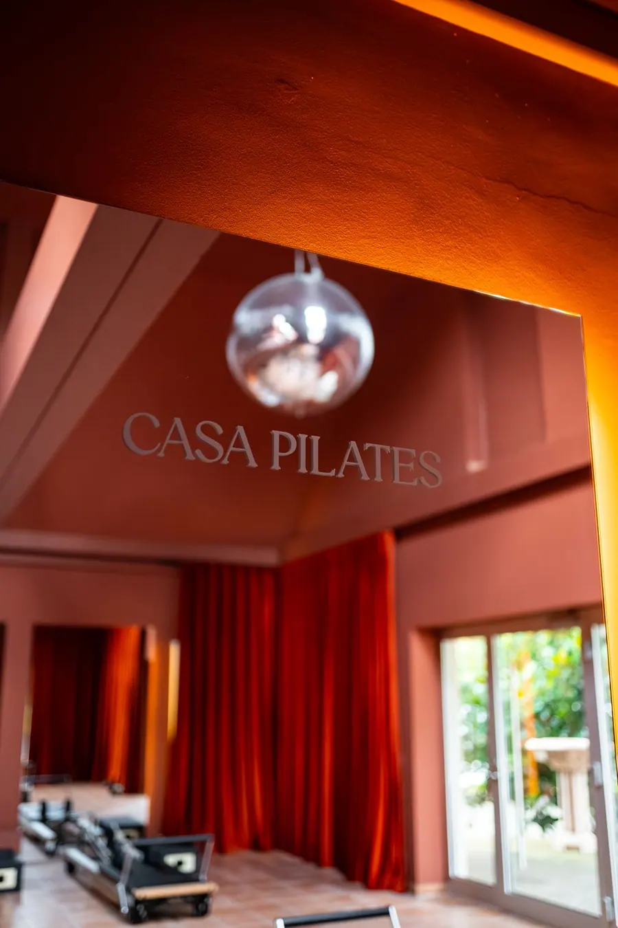 Das CASA PILATES Studio in Gütersloh mit Schriftzug an der Wand