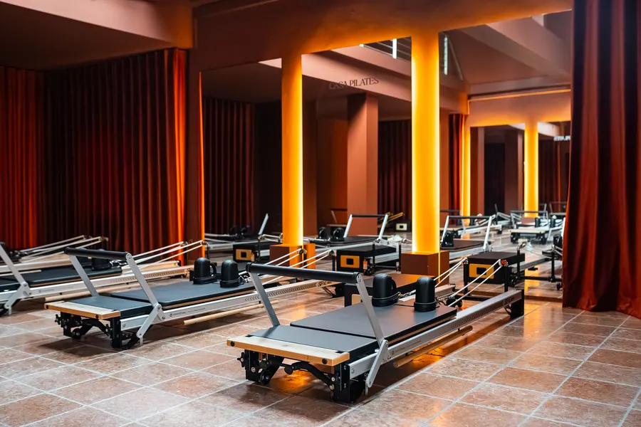 Reformer im CASA PILATES Studio zwischen terracottafarbenen Säulen