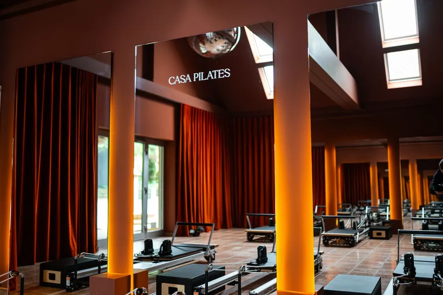 Das CASA PILATES Studio mit Reformern, Säulen und Vorhängen