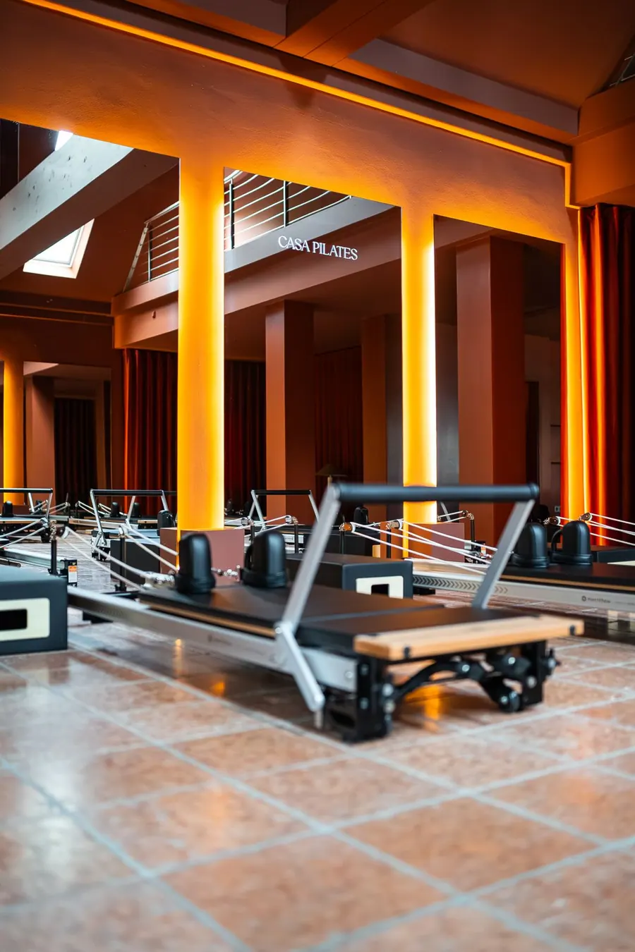 Blick ins CASA PILATES Studio mit Reformern und warmem Licht